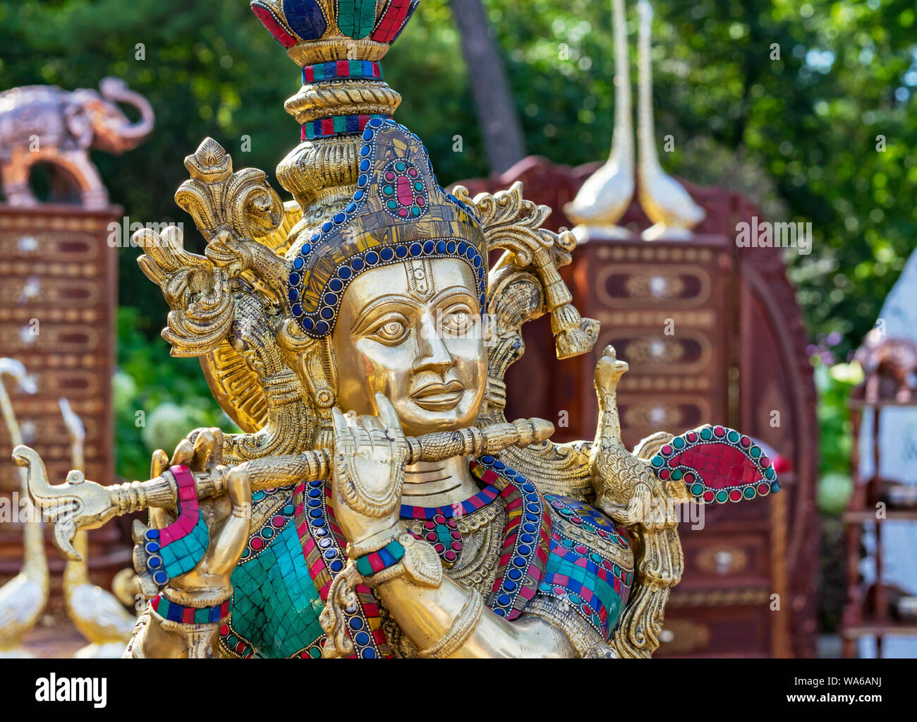 Dio indù Krishna. Statuetta di Krishna suonare il flauto. Foto Stock