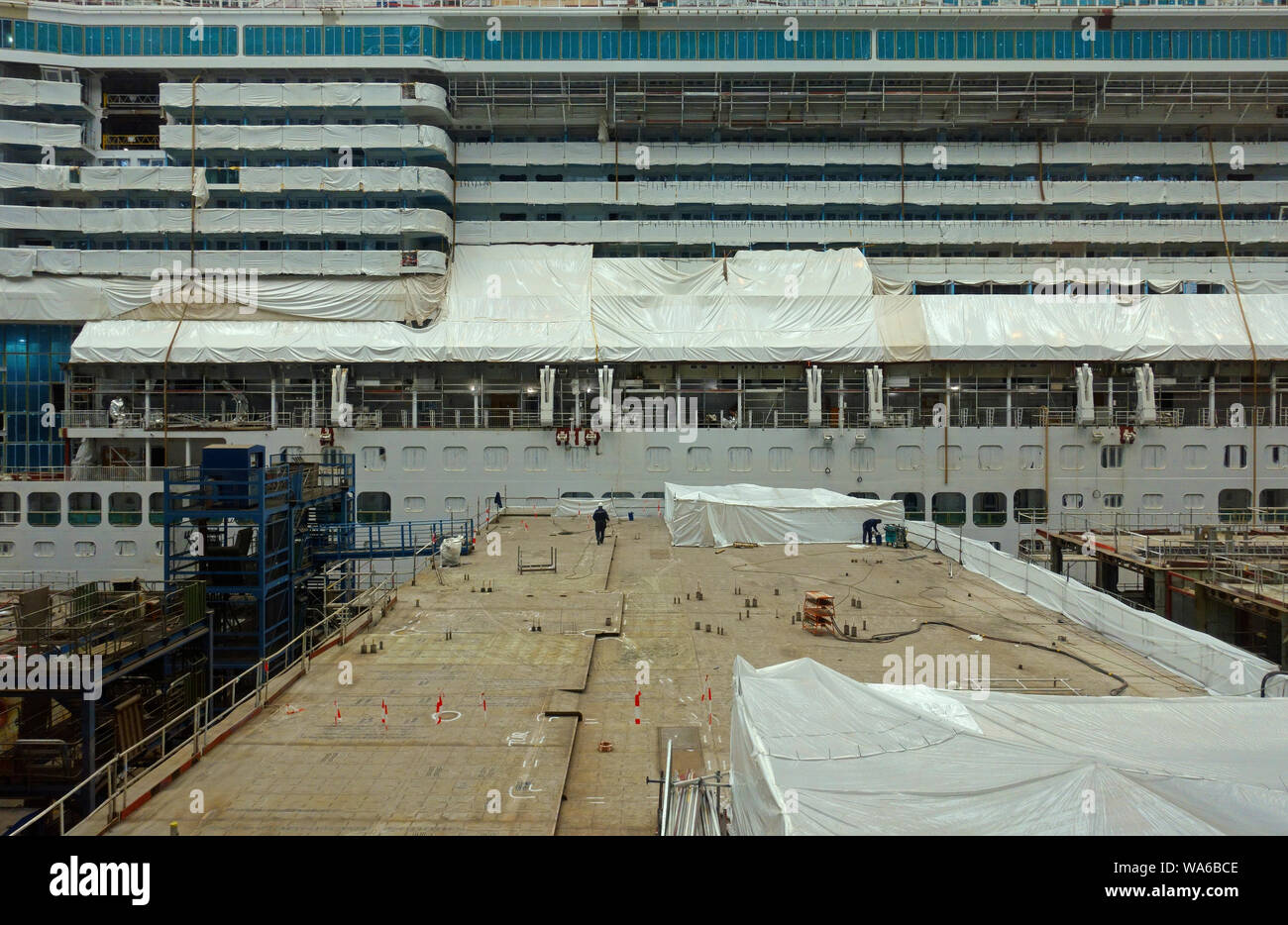 Papenburg, Germania - 2019.08.17: il p&o nave da crociera iona (imo # 9826548) (183900 gt) in costruzione presso il cantiere navale Meyer edificio dock Foto Stock