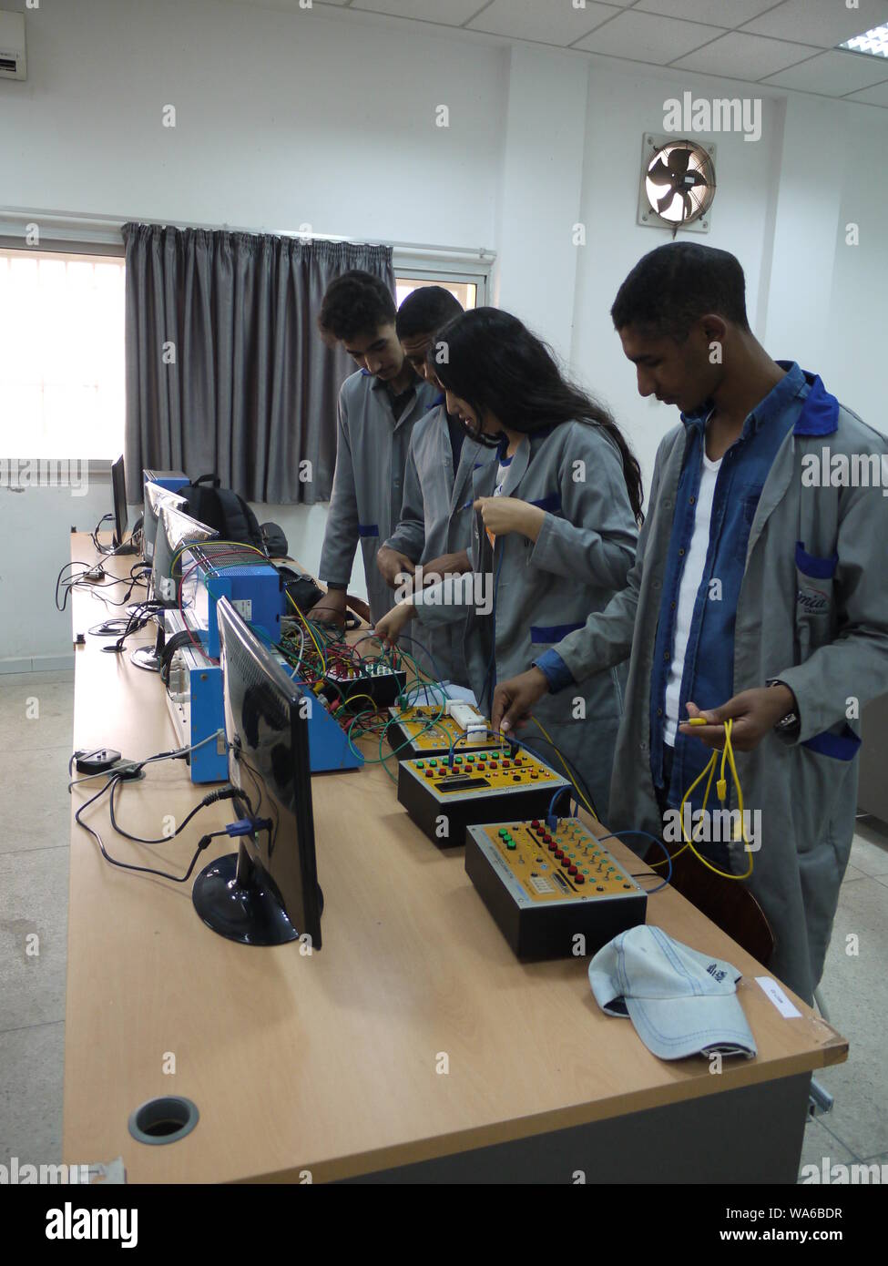Studente cercando di imparare come collegare i cavi elettrici nel centro di formazione per il settore automotive, vicino a Casablanca (Marocco) Foto Stock