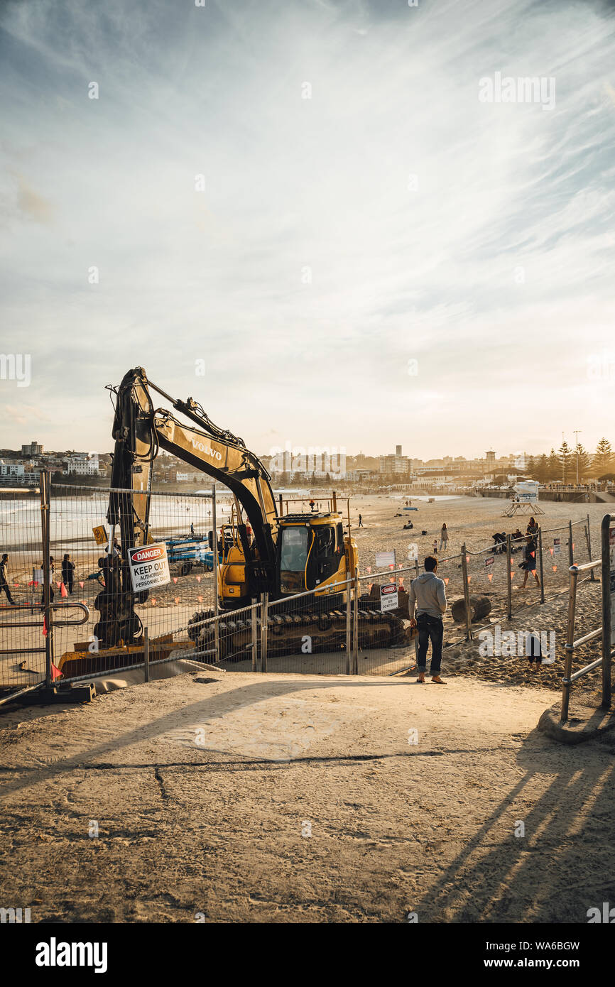 La spiaggia di Bondi, Nuovo Galles del Sud - August 4th, 2019: Scavo macchine per il movimento terra si siede su un sito di costruzione sulla spiaggia a nord di Bondi . Foto Stock