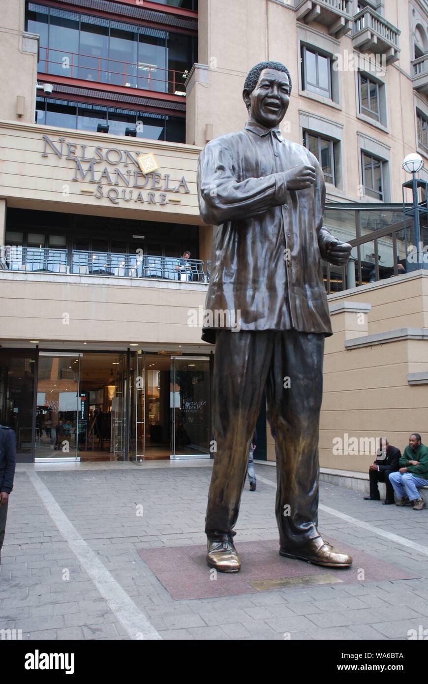 La statua di ex presidente Nelson Mandela a Nelson Mandela Square in Sandton Johannesburg in Sud Africa Foto Stock