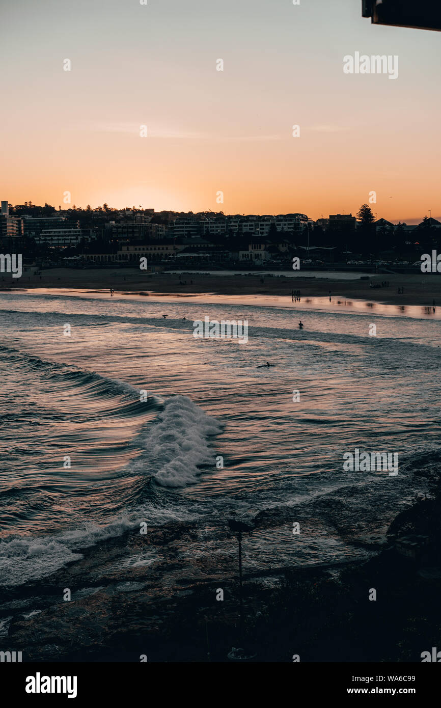 Caldo tramonto sopra la spiaggia di Bondi in un freddo pomeriggio d'inverno. Foto Stock