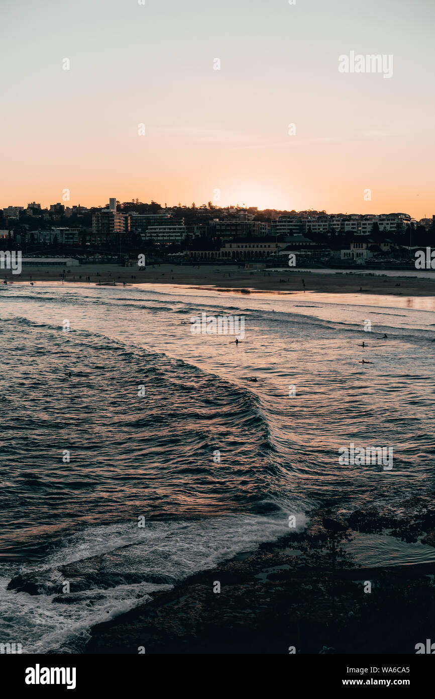 Caldo tramonto sopra la spiaggia di Bondi in un freddo pomeriggio d'inverno. Foto Stock