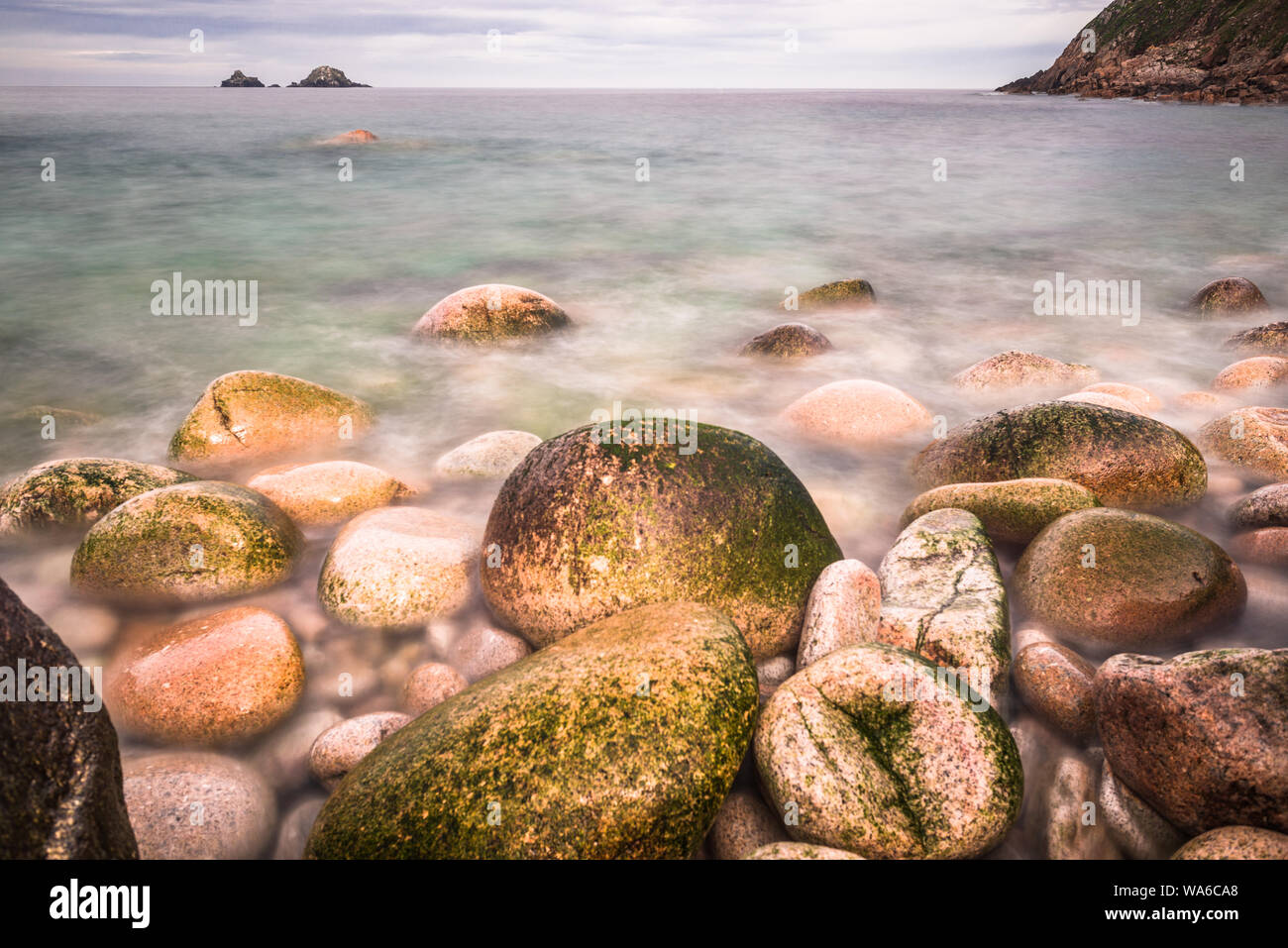 Porth Nanven è una grotta rocciosa vicino Land's End, Cornwall, Inghilterra. Regno Unito. Foto Stock