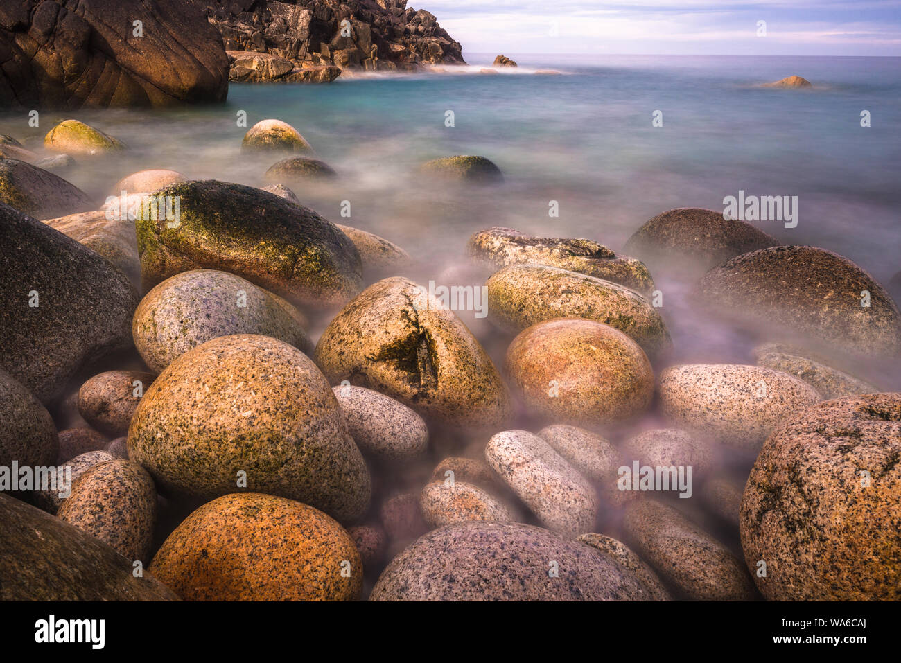 Porth Nanven è una grotta rocciosa vicino Land's End, Cornwall, Inghilterra. Regno Unito. Foto Stock