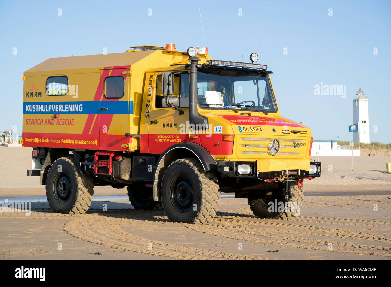 KNRM Mercedes-Benz Unimog sulla spiaggia. KNRM è l'organizzazione di volontariato nei Paesi Bassi con il compito di salvare vite umane in mare. Foto Stock