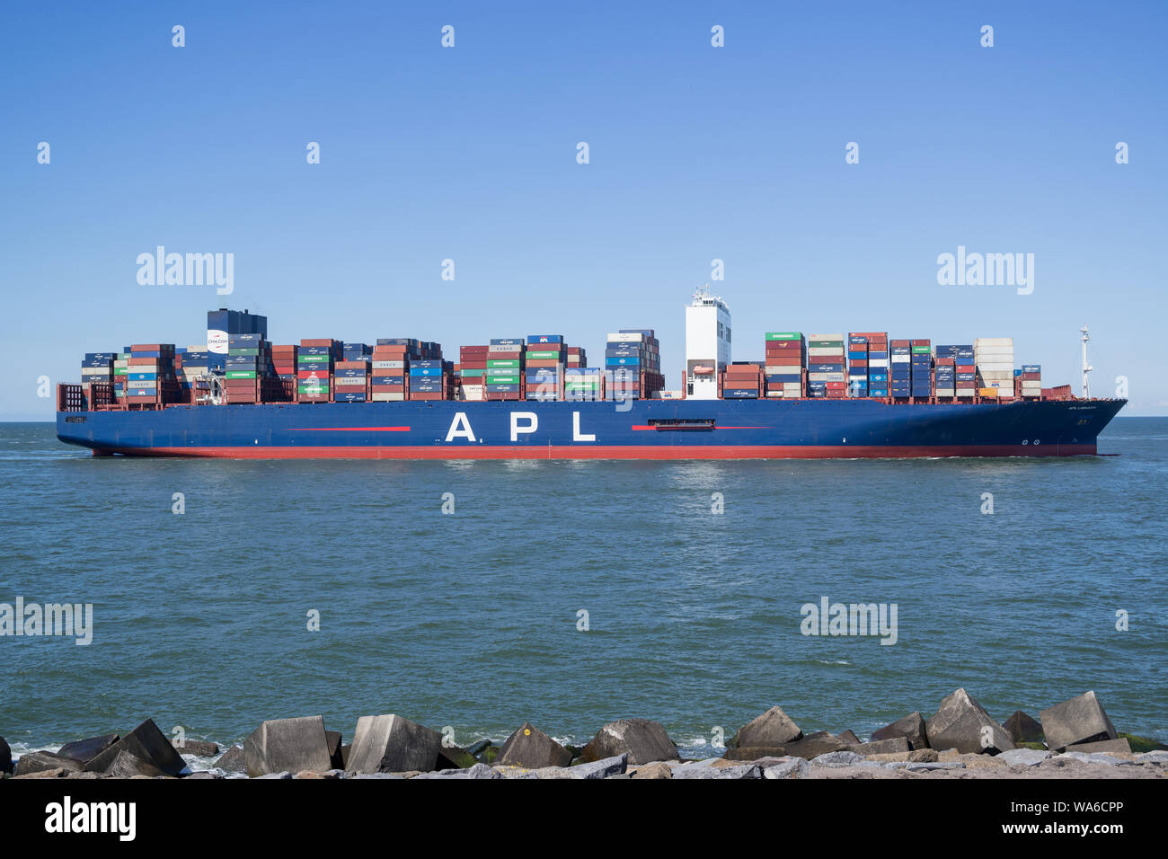 APL LION in entrata della città di Rotterdam. APL,insieme alla sua società capogruppo CMA CGM,il mondo è la terza più grande contenitore trasporto e la società di spedizione. Foto Stock
