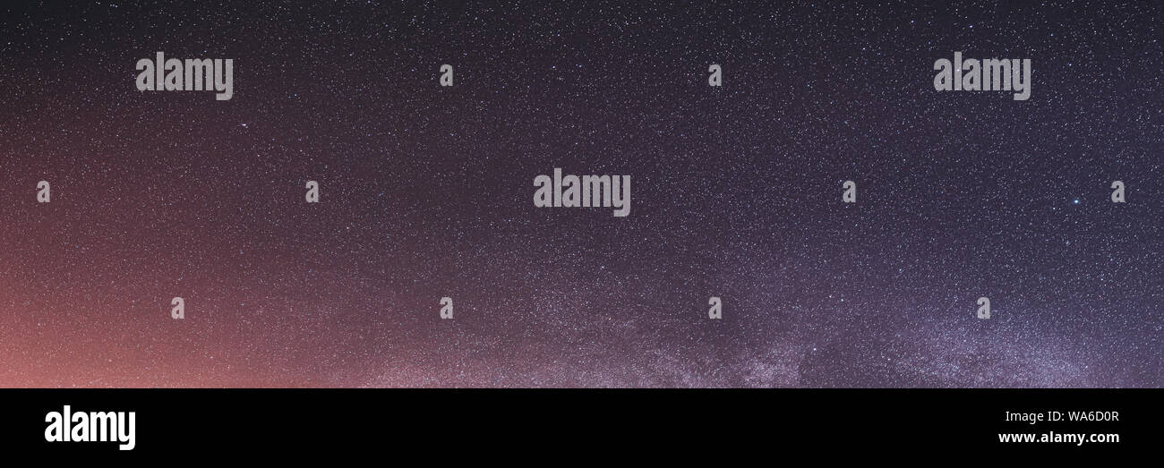 Real colorata notte cielo Stelle con Via Lattea. Naturale di cielo stellato sfondo. Panorama Vista panoramica. Foto Stock