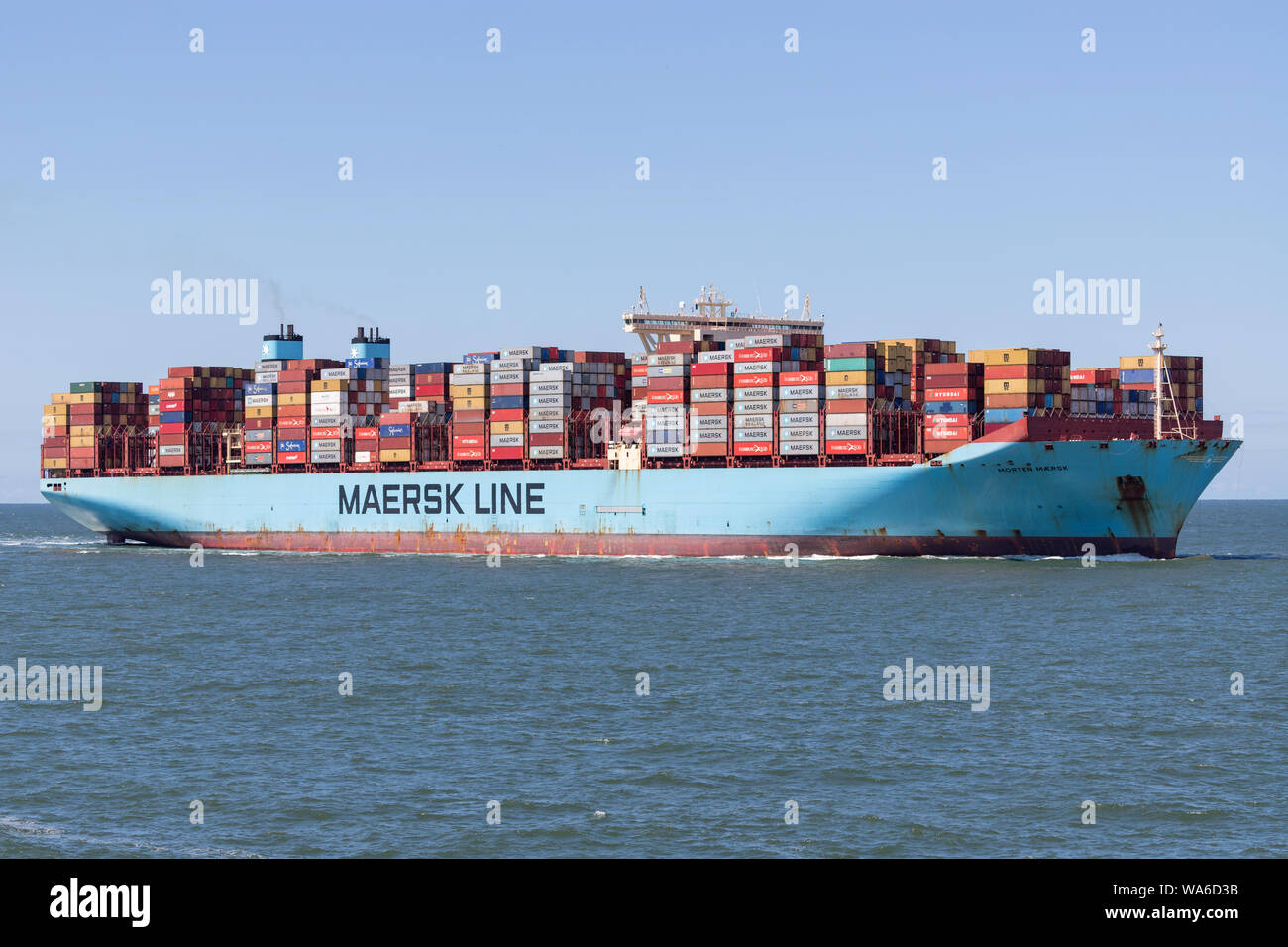 MORTEN MAERSK inbound Rotterdam. Maersk è il contenitore più grande nave operatore nel mondo. Foto Stock