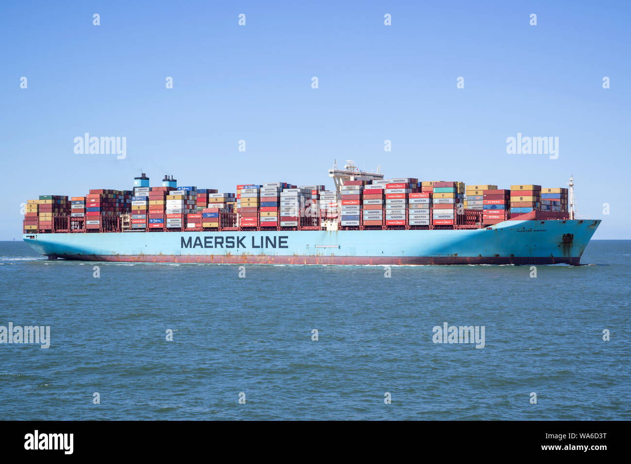 MORTEN MAERSK inbound Rotterdam. Maersk è il contenitore più grande nave operatore nel mondo. Foto Stock