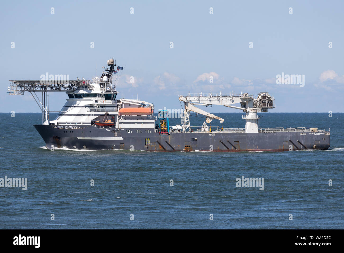 Multiuso nave Offshore OLYMPIC comandante della Olympic sottomarina di Rotterdam in uscita. Foto Stock