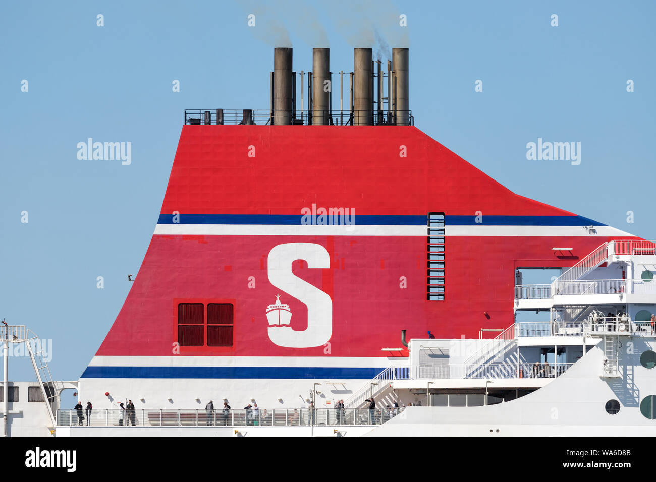Stena Line logo presso l'imbuto di traghetto STENA HOLLANDICA. Stena Line è uno dei più grandi operatori di traghetti nel mondo. Foto Stock