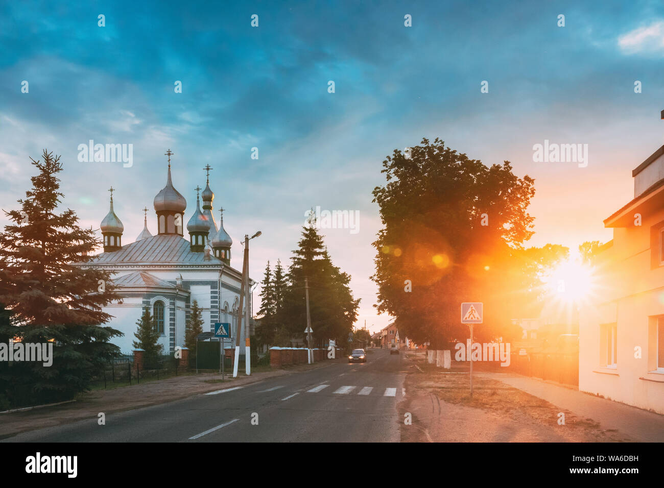 Braslaw, Voblast di Vitebsk, Bielorussia. Dormizione della Theotokos Chiesa durante il tramonto Sunrise. Dormizione della Madre di Dio la Chiesa nella luce del sole in Bras Foto Stock