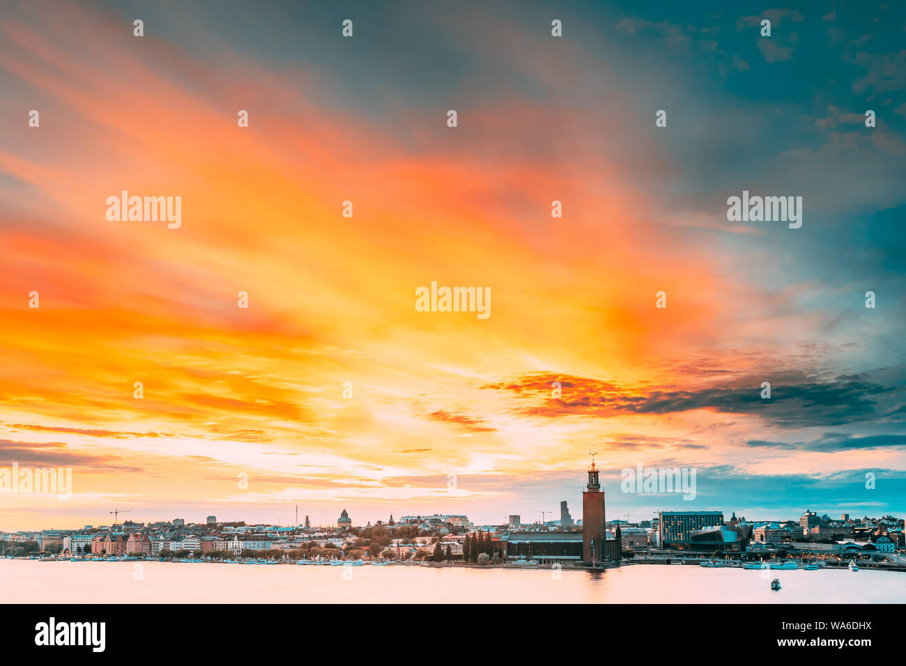 Stoccolma, Svezia. Scenic famosa vista della Skyline Cityscape argine in estate alba al tramonto. Famosa Destinazione popolare luogo Municipio di Stoccolma S Foto Stock