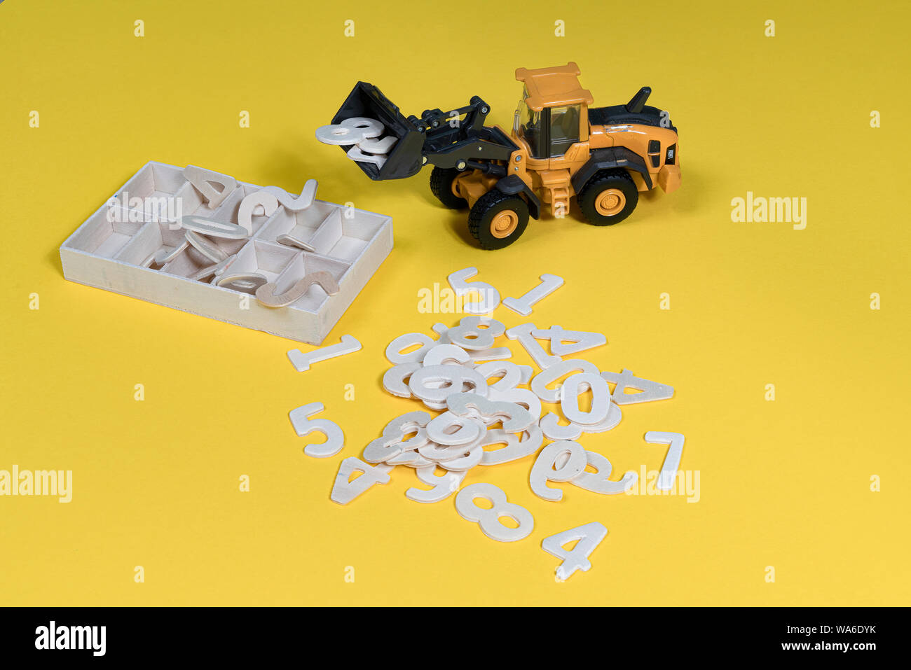 Mettere i cumuli di numeri in ordine con un bulldozer Foto Stock