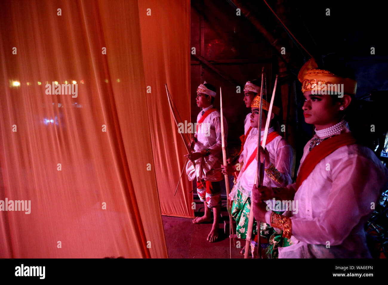 (190818) -- YANGON, Agosto 18, 2019 (Xinhua) -- Artisti di Shwe uomo Thabin troupe di attendere presso il backstage di eseguire durante la Performance Thabin a Yangon, Myanmar, Agosto 17, 2019. (Xinhua/U Aung) Foto Stock