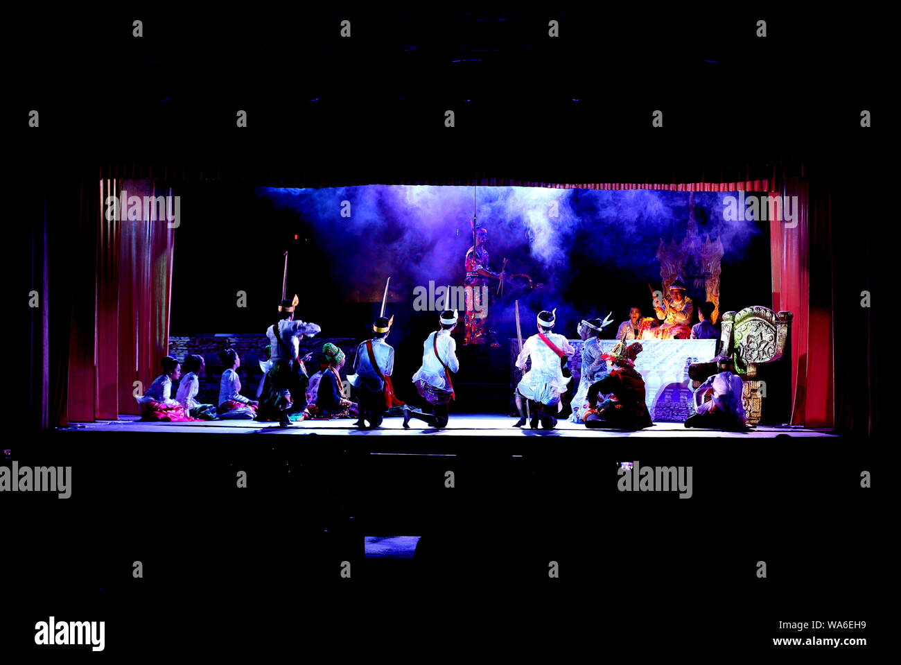 (190818) -- YANGON, Agosto 18, 2019 (Xinhua) -- Artisti di Shwe uomo Thabin troupe eseguire durante le prestazioni Thabin a Yangon, Myanmar, Agosto 17, 2019. (Xinhua/U Aung) Foto Stock
