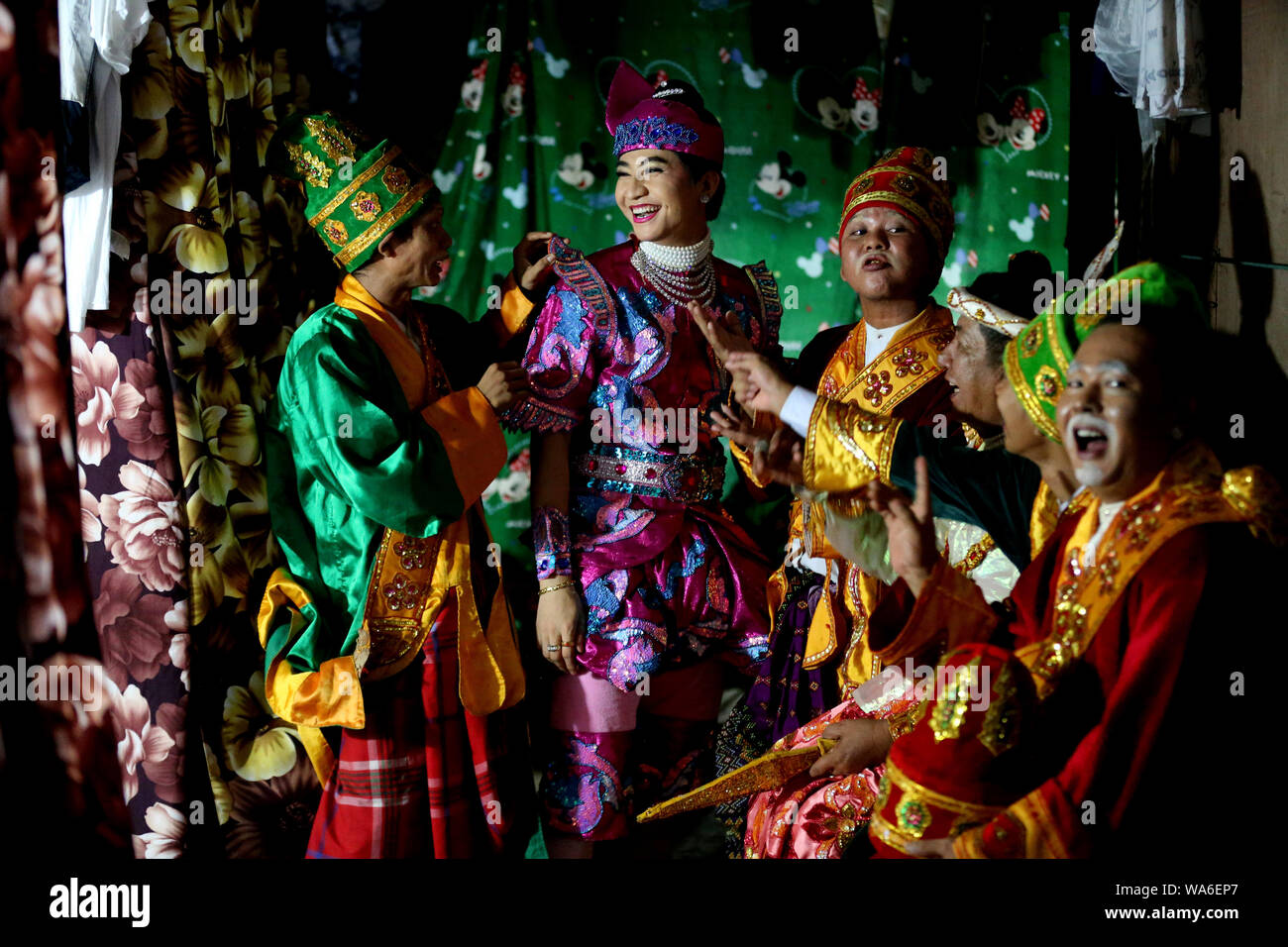 (190818) -- YANGON, Agosto 18, 2019 (Xinhua) -- Artisti di Shwe uomo Thabin troupe sono visti presso il backstage durante le prestazioni Thabin a Yangon, Myanmar, Agosto 17, 2019. (Xinhua/U Aung) Foto Stock