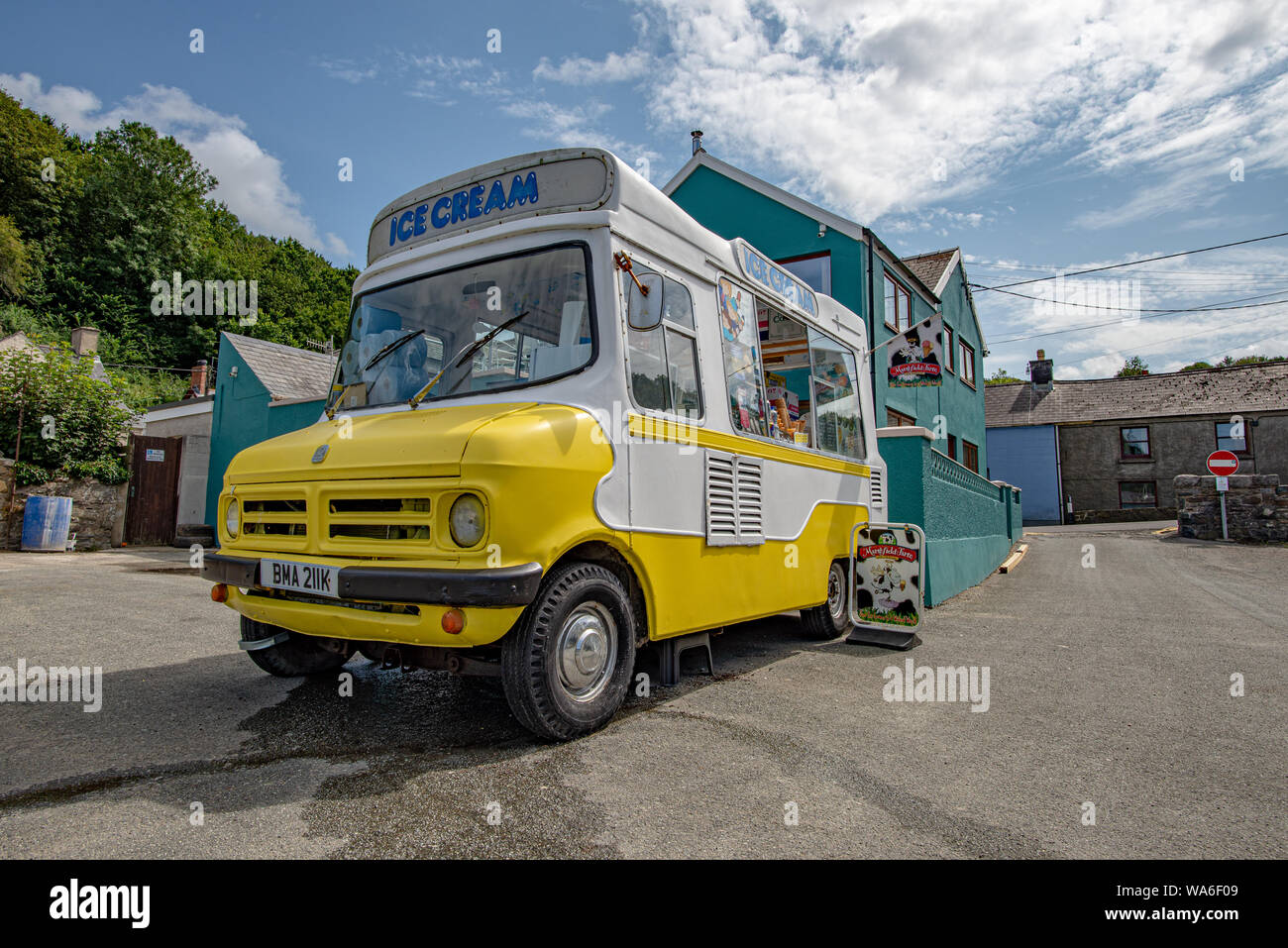 Fishguard, Wales, Regno Unito - Agosto 12, 2019: giallo e bianco carrello alimentari nel vecchio porto di Fishguard Foto Stock