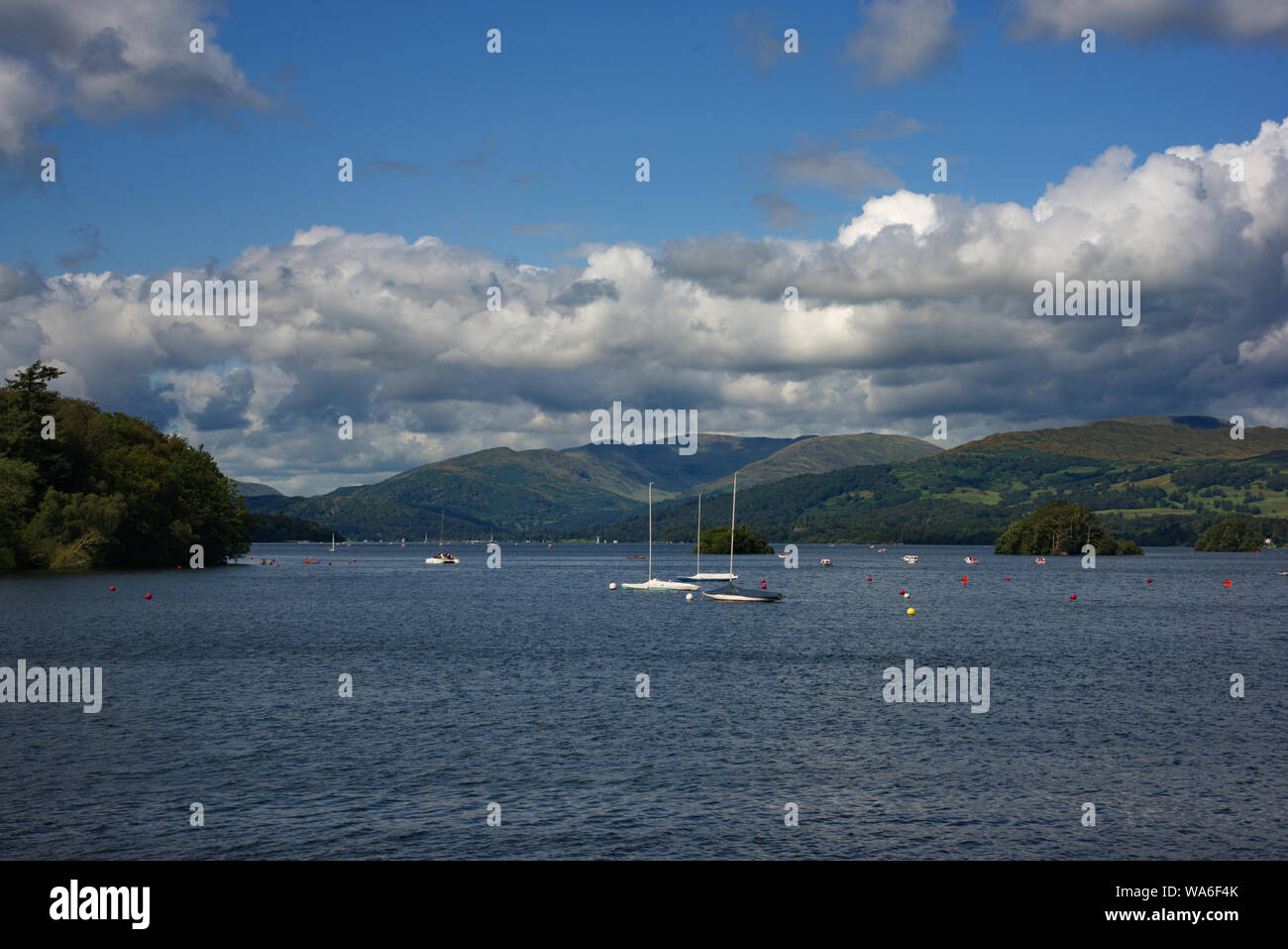 Viste di Windermere sia su off e l'acqua Foto Stock