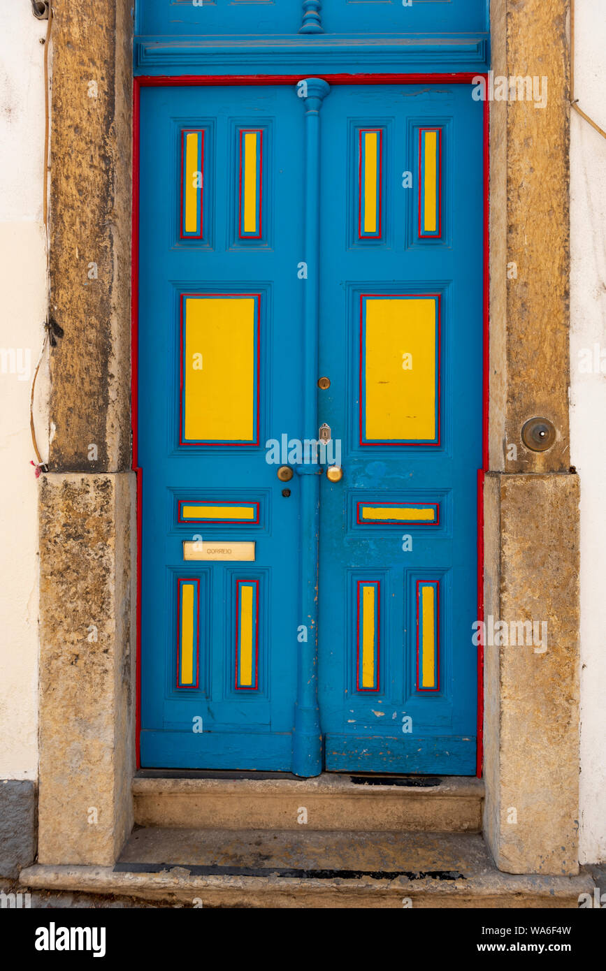 Lisbona, Portogallo - Luglio, 15, 2019: vecchia tradizione porta colorati della casa nel quartiere di Alfama. Foto Stock