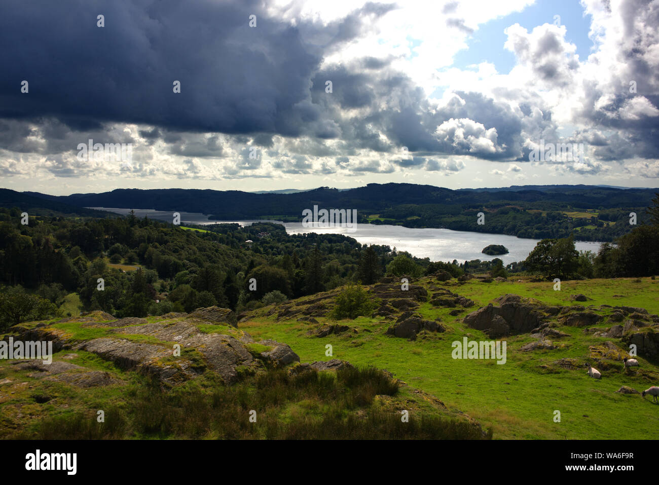 Viste di Windermere sia su off e l'acqua Foto Stock