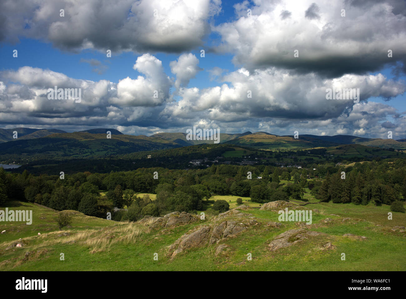 Viste di Windermere sia su off e l'acqua Foto Stock