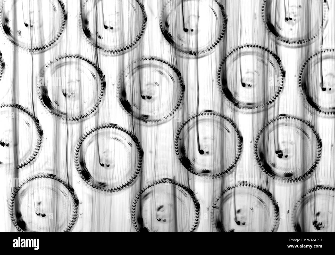 Abstract di nero e sfondo bianco con fuori fuoco Anelli in vetro su bottiglie, tessitura Foto Stock