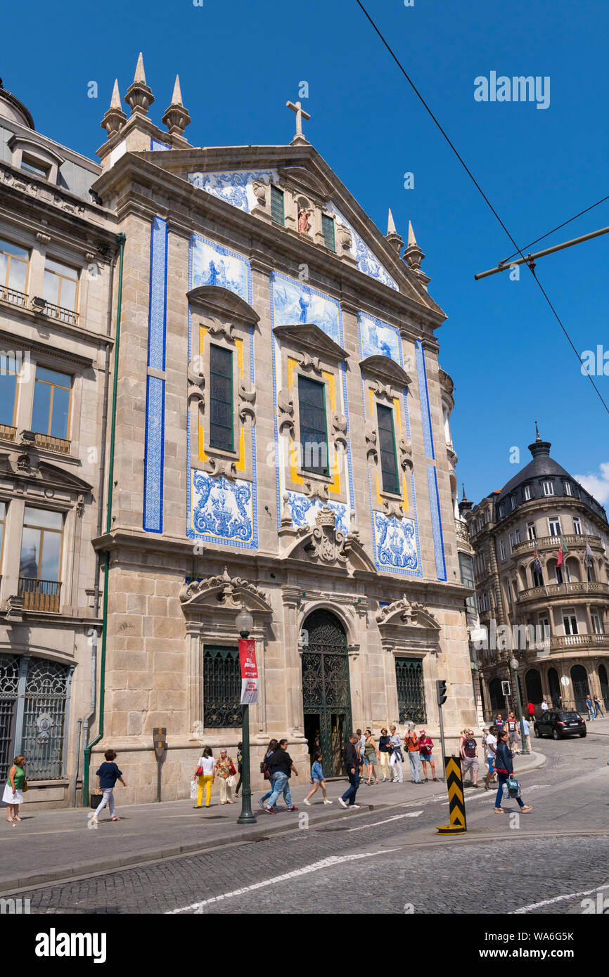 Il portogallo Oporto Batalha Porto street scene Igreja de Santo Antonio dos Congregados St Anthonys chiesa della Congregazione del traffico di vetture azulejo piastrelle Foto Stock