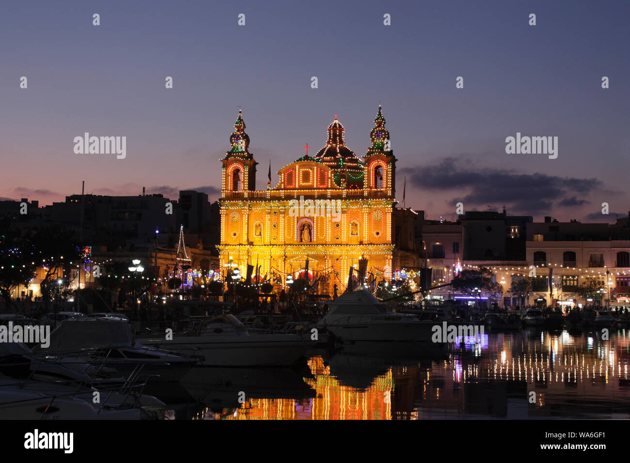La chiesa parrocchiale di Msida, Malta, Europa, con facciata decorata con luci per la festa annuale di San Giuseppe. Religione cattolica e cristianesimo. Foto Stock
