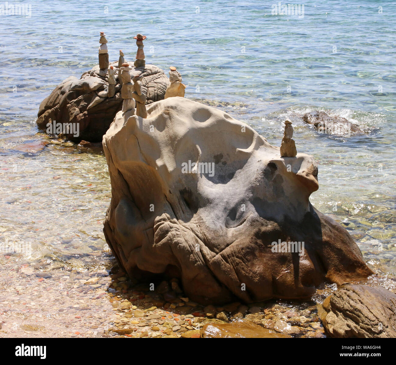 pietre naturali utilizzate per produrre opere d'arte che sembrano piccole persone Foto Stock