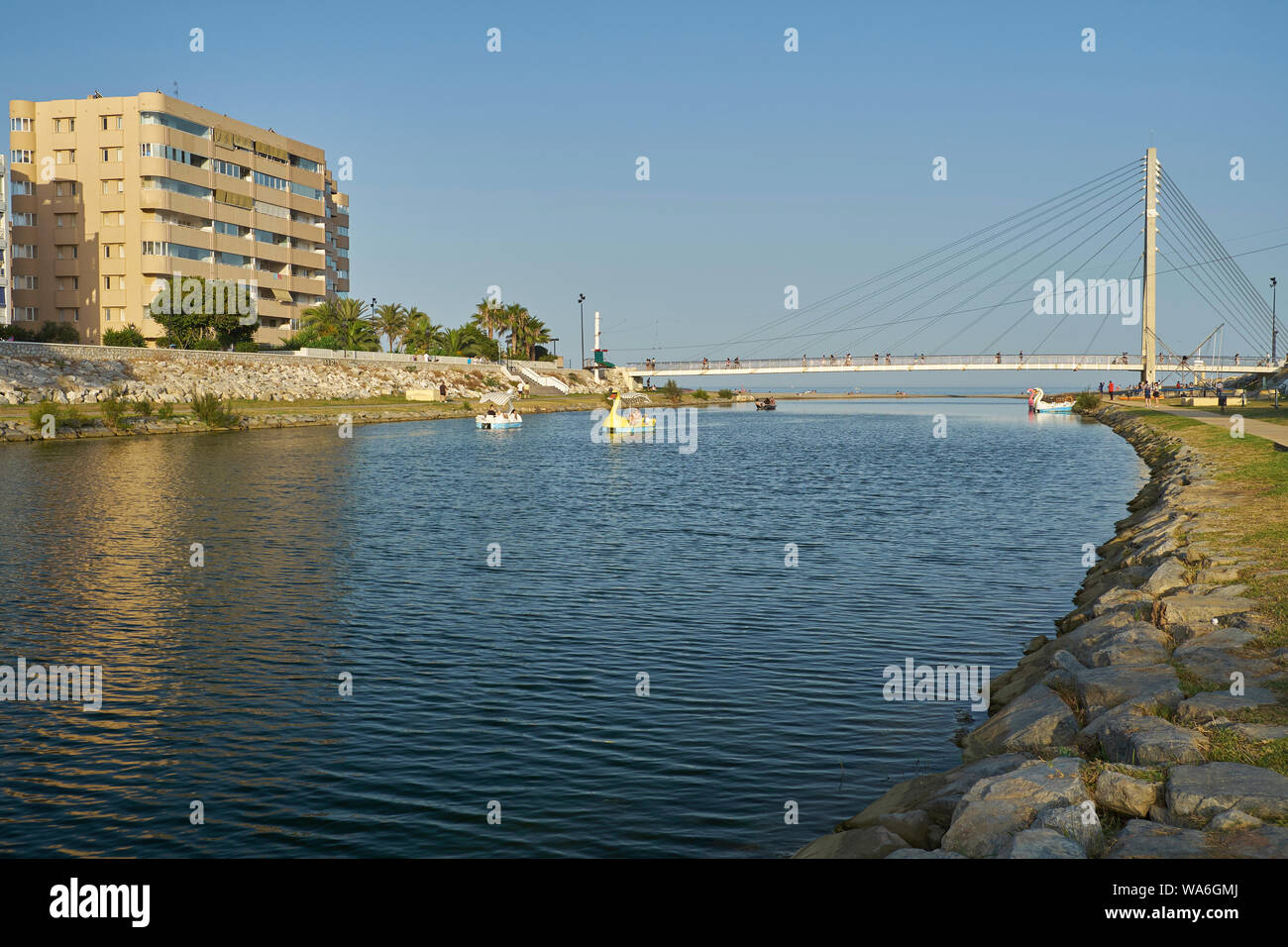 Fuengirola del fiume e del ponte pedonale (Puente de la Armada Española). Fuengirola, provincia di Malaga, Andalusia, Spagna. Foto Stock