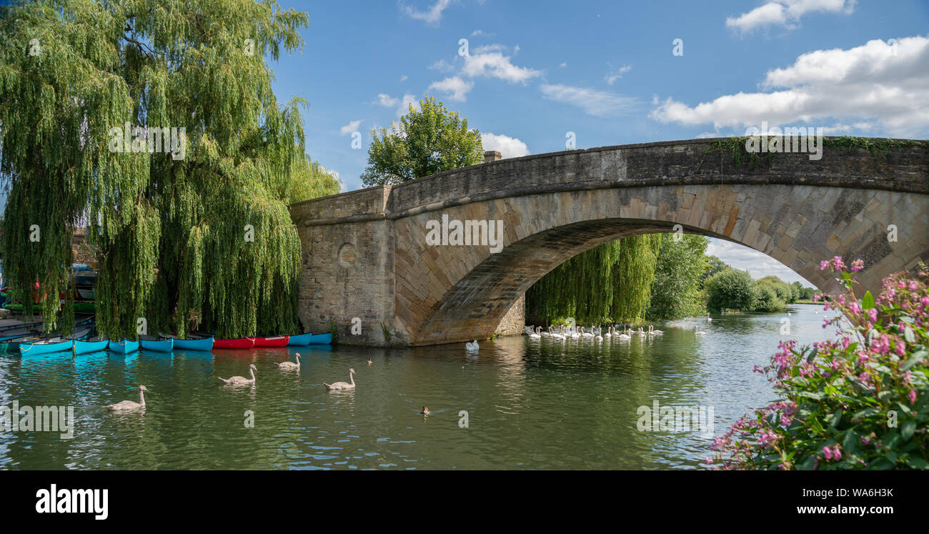 Halfpenny ponte che attraversa il fiume Tamigi, a Lechlade, Gloucestershire, England, Regno Unito Foto Stock