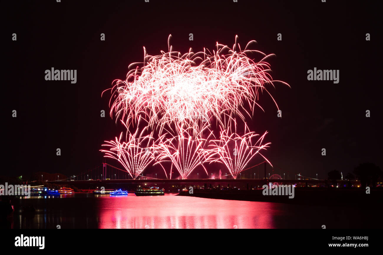 Fuochi d'artificio sopra la città Haborfestivale Duisburg Germania Foto Stock
