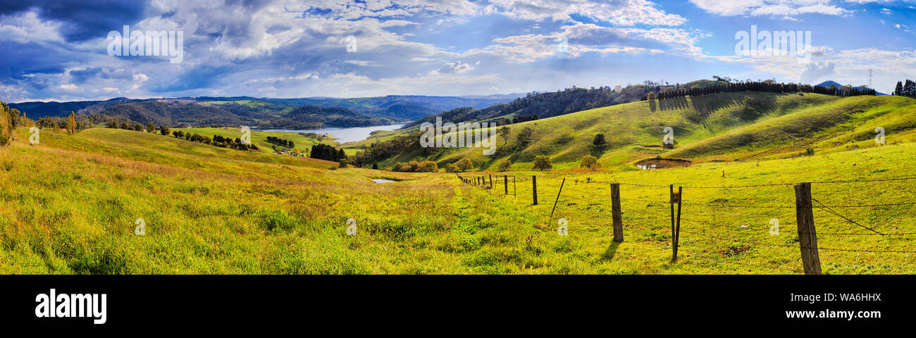 Il pascolo verde terreno agricolo intorno al lago di Lyell nelle Blue Mountains of Australia - lo stile di vita di bestiame agricolo paddock recintato su pendii in ampi panorami Foto Stock