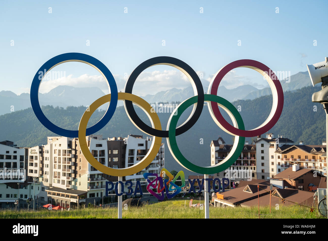 Russia, Sochi - Luglio 4, 2019: Colorful anelli olimpici nel villaggio olimpico in Rosa Khutor. Foto Stock