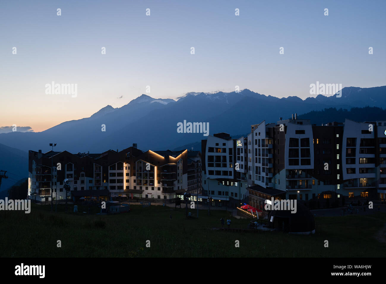 Russia, Sochi - Luglio 4, 2019: vista della montagna villaggio olimpico al tramonto. Foto Stock