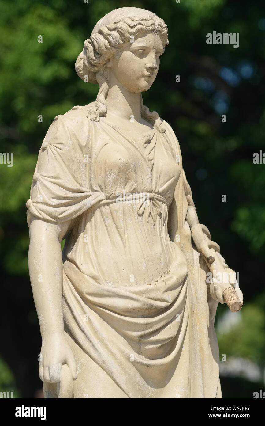 Di stile Europeo art nouveau statua in corrispondenza di un ponte in motivi di Bang Pa-In royal Palazzo Estivo di Bang Pa-in Thailandia Foto Stock