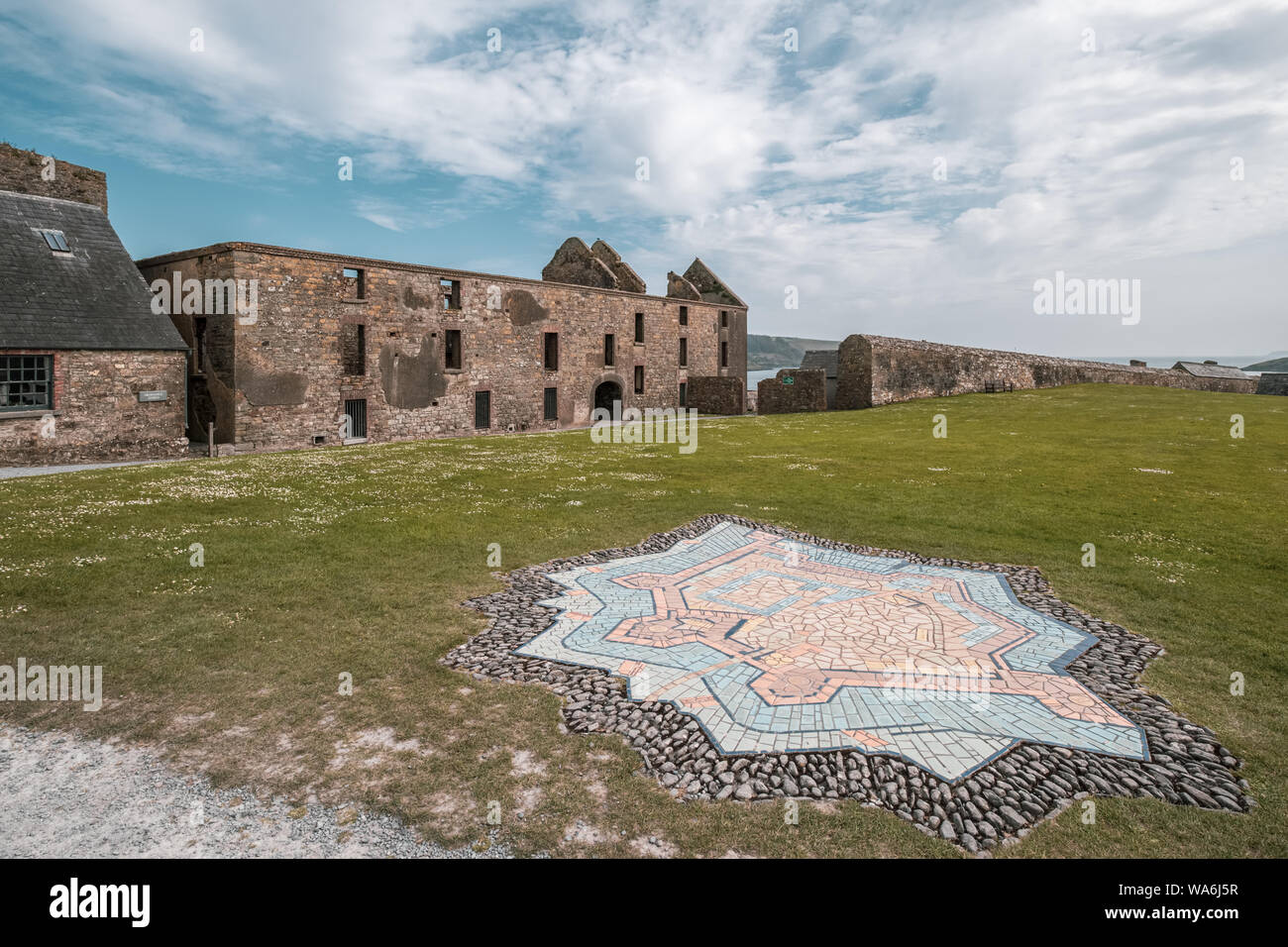 Il Forte di Charles, Estate Cove, Kinsale, Co. Cork, Irlanda - 15 maggio 2019. Un mosaico a Charles Fort illustra la forma del forte sulla costa vicino a Kin Foto Stock