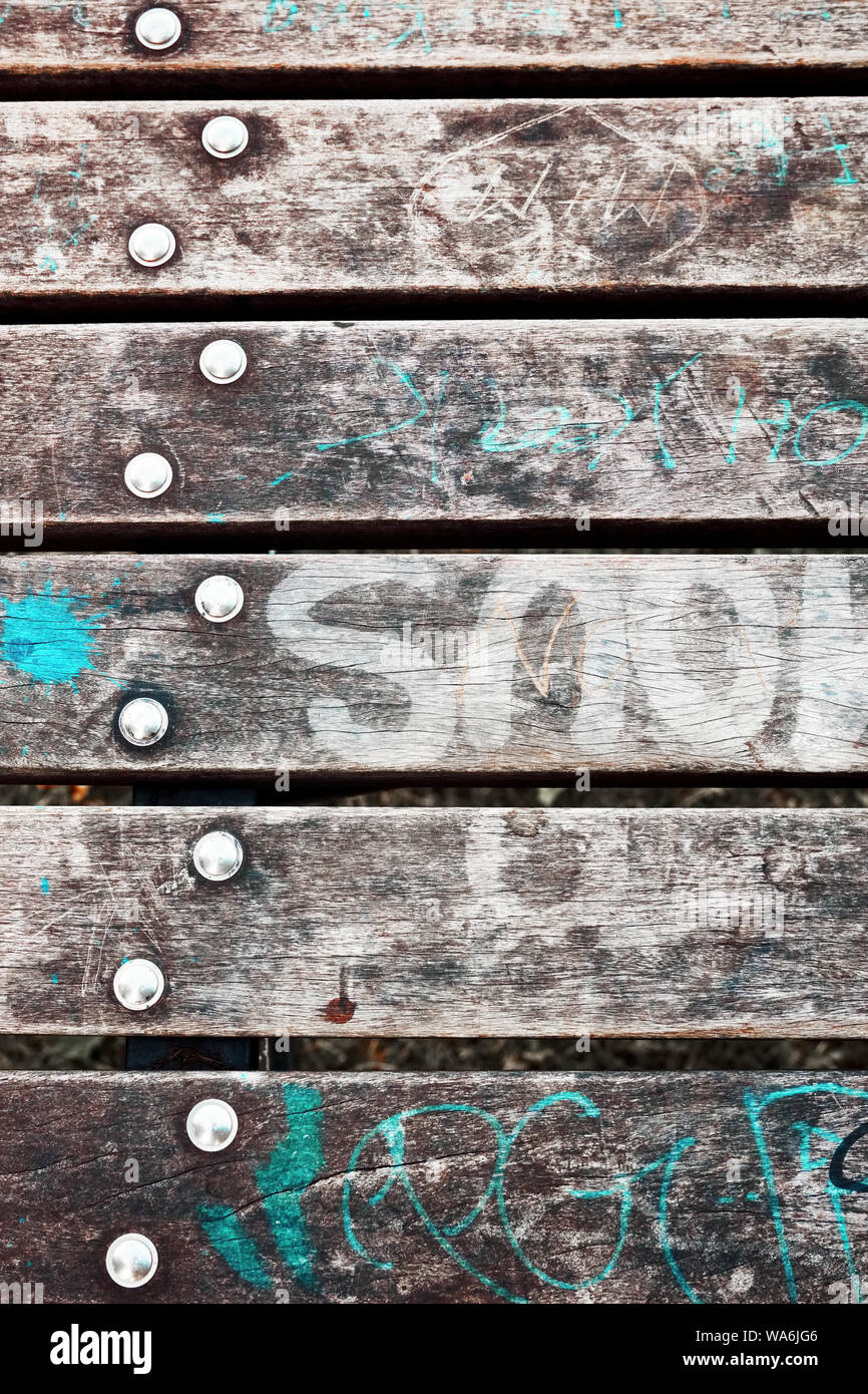 Weathered grunge di legno rustico listone sfondo con viti in metallo Foto Stock