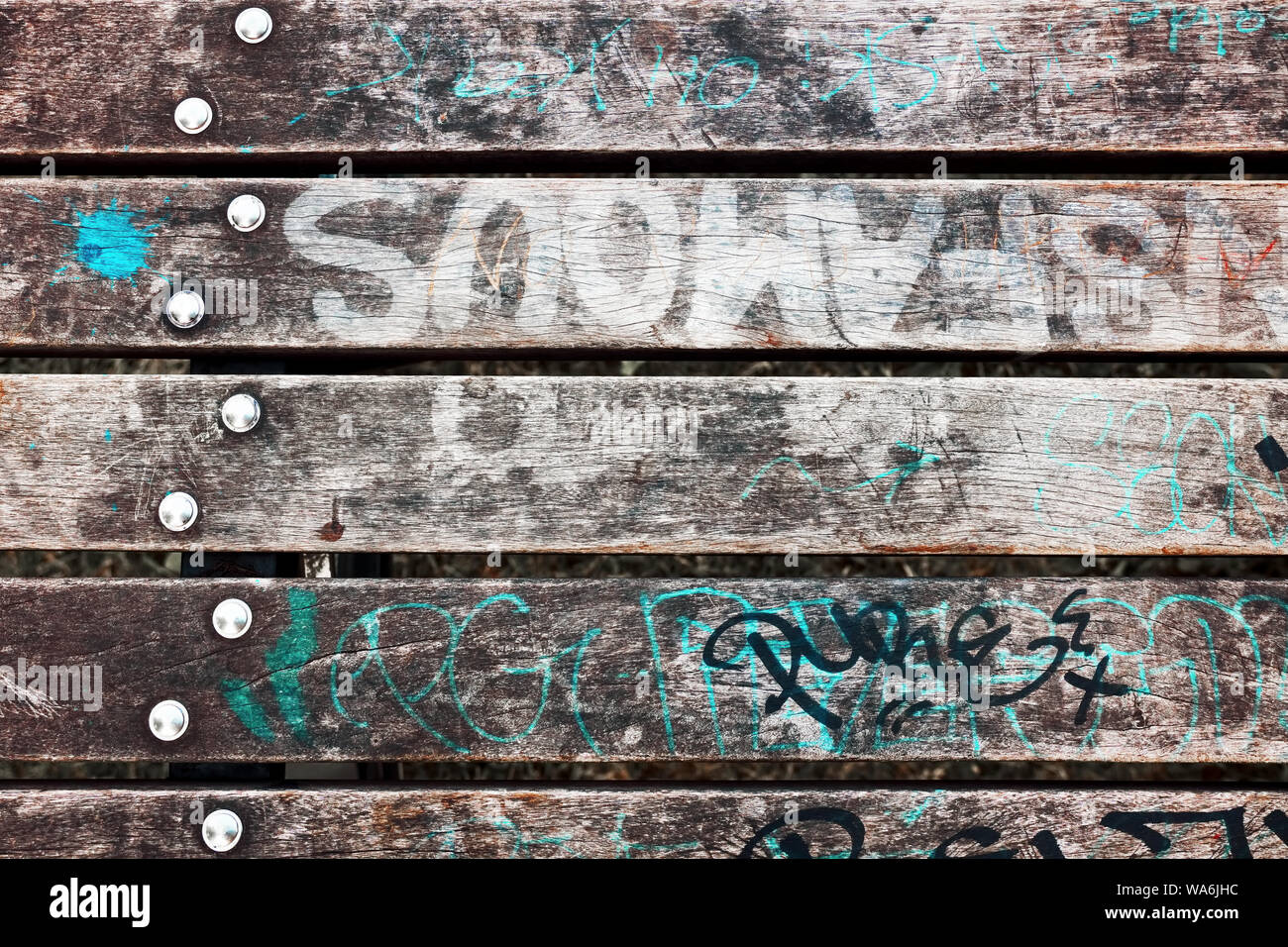 Weathered grunge di legno rustico listone sfondo con viti in metallo Foto Stock