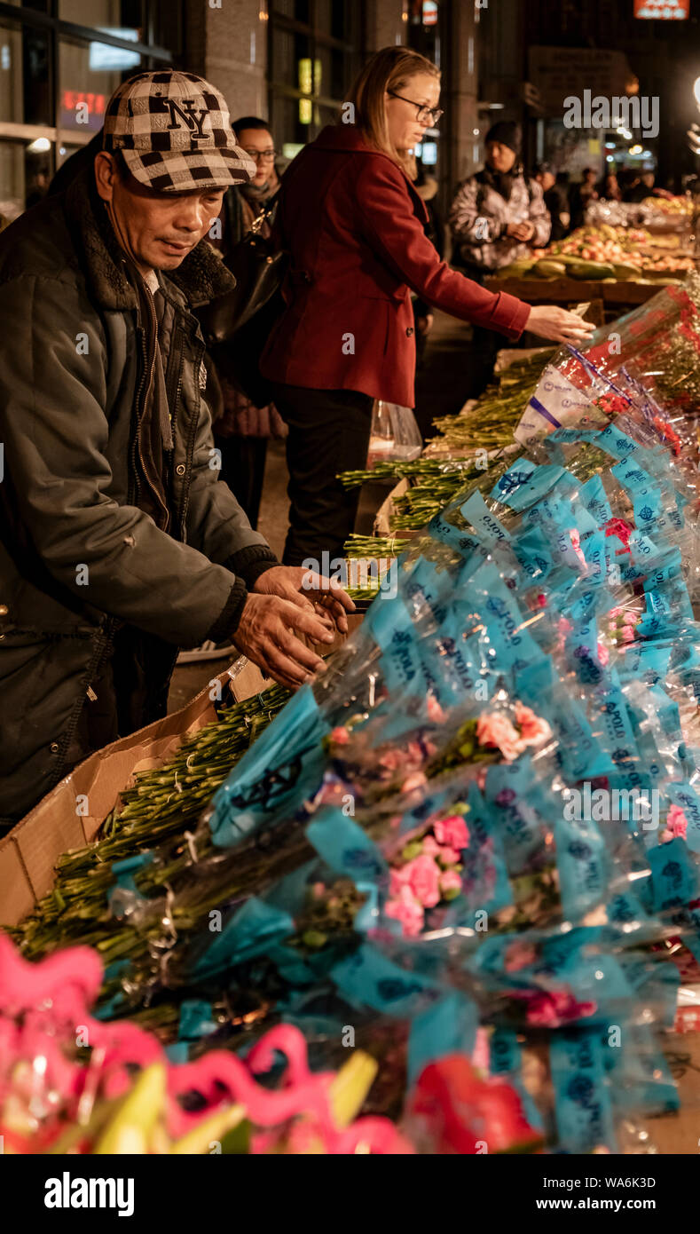 La città di New York New York, Feb 14, 2018: uomo acquista i fiori per San Valentino da venditore ambulante in New York City Foto Stock