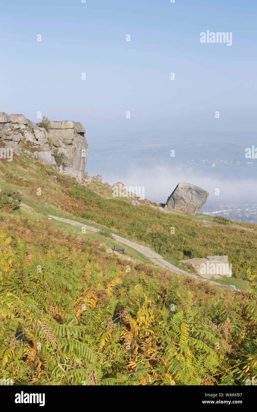 Vista di latte di mucca e di rocce di vitello, Ilkley Moor Rombalds Moor (SSSI sito), West Yorkshire, Inghilterra, Ottobre Foto Stock