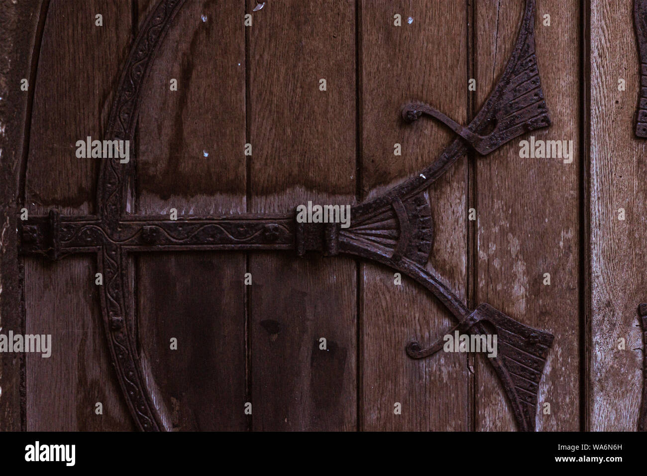 Ottone mobili porta sulla porta di legno di una vecchia chiesa edificio, Bicester, Oxfordshire, England, Regno Unito Foto Stock