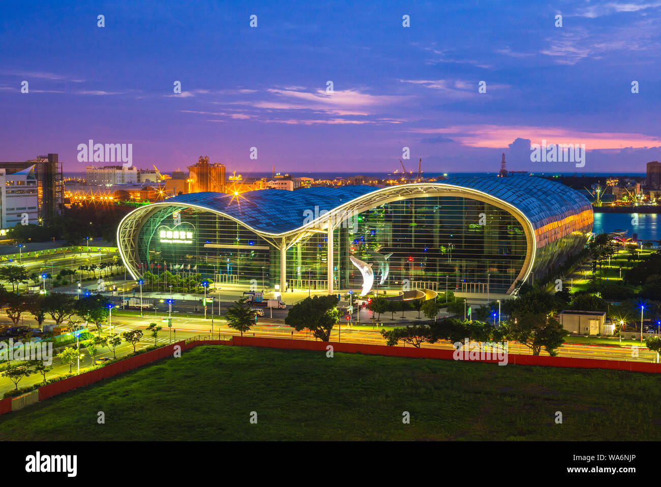 Kaohsiung, Taiwan - 28 Luglio 2019: vista notturna di Kaohsiung Exhibition Centre, un centro congressi progettato dall architetto australiano, Philip Cox e op Foto Stock