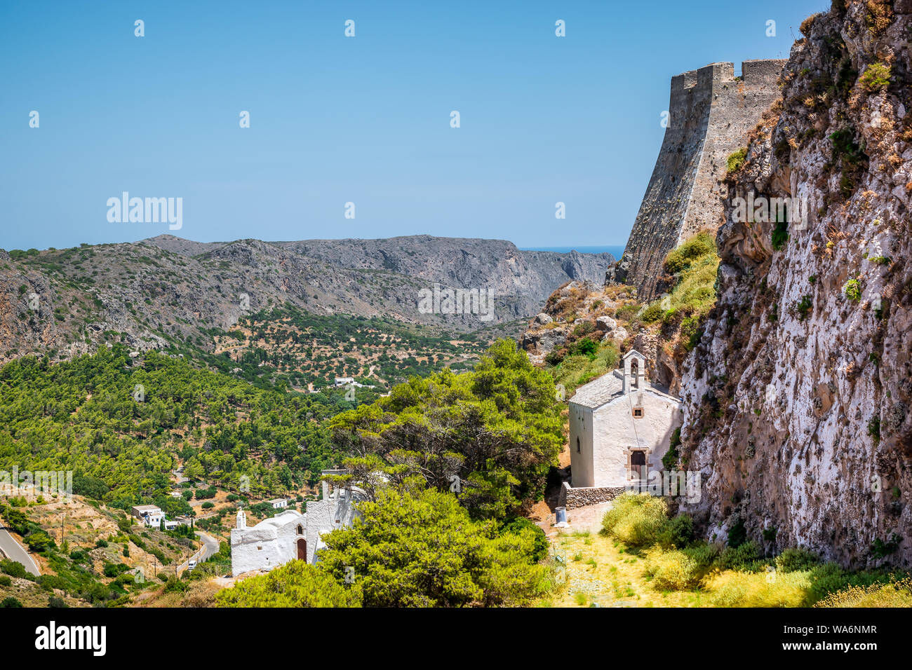 Bellissima greca paesaggio di montagna con una piccola chiesa bianca a lato della scogliera del castello iconico a Chora, Kythira Island, Grecia. Foto Stock