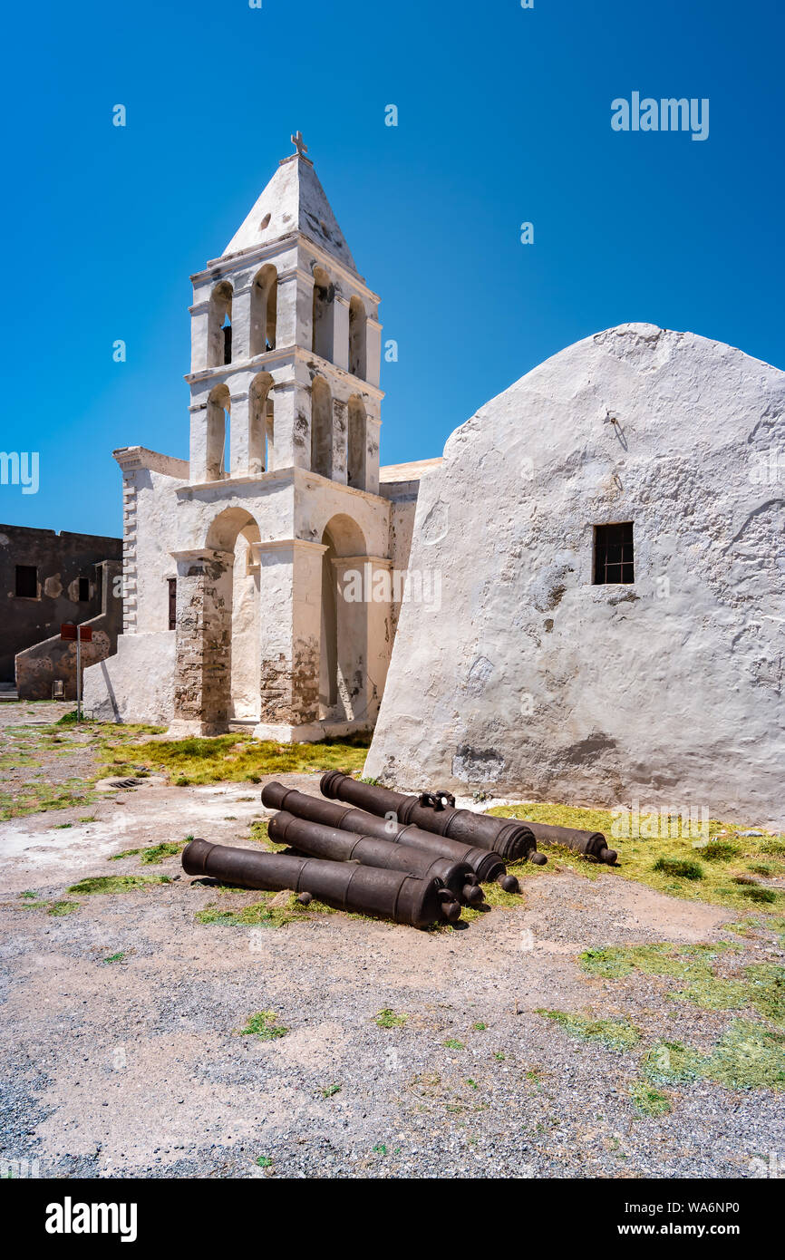 Kythira Island, Grecia. Le chiese medioevali di Panaghia Myrtidiotissa e Panagia Orfani con vecchi cannoni nel castello di Chora. Foto Stock