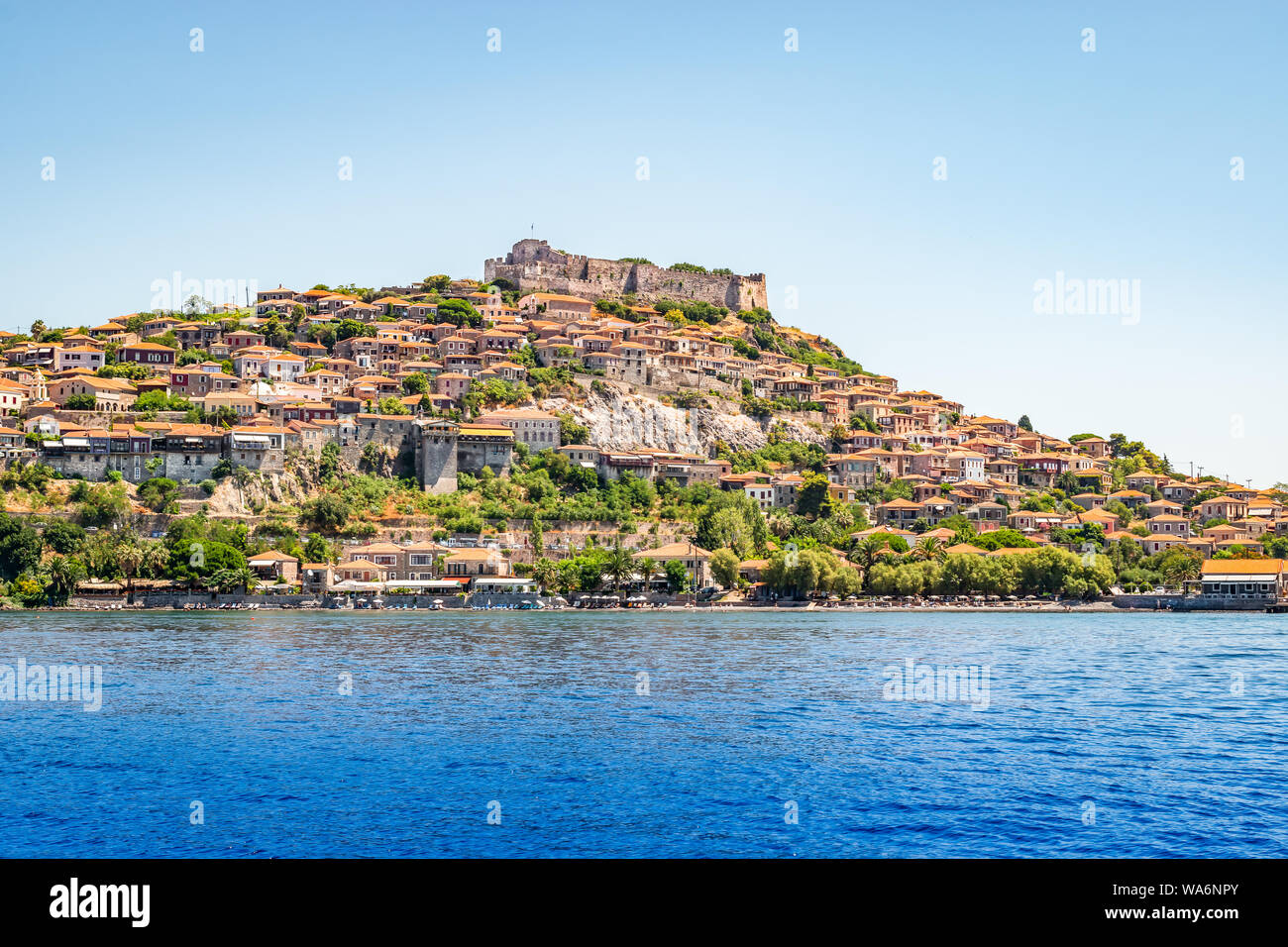 Molyvos o Mithymna città medievale con castello, Lesbo (Lesbo), il Mare Egeo, Grecia. Foto Stock