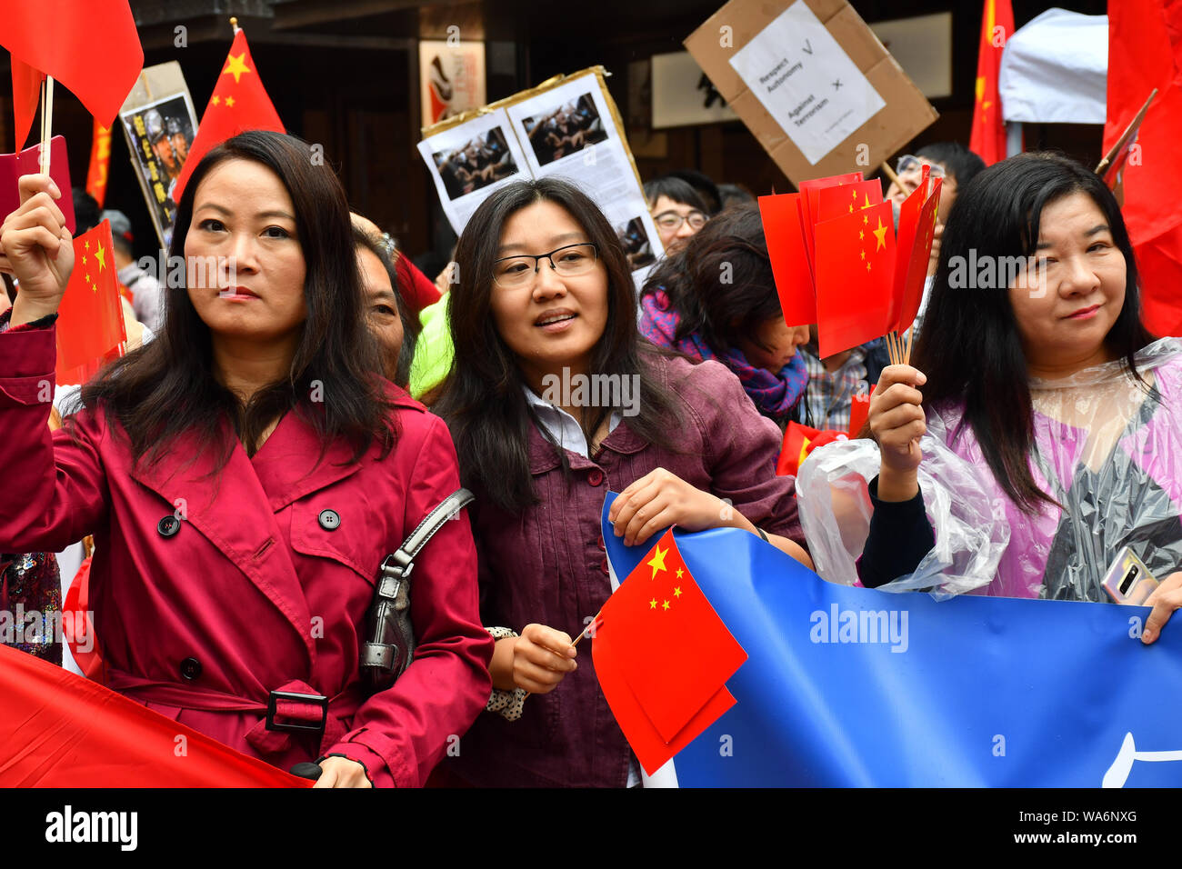 Londra, Regno Unito. Il 18 agosto 2019. Centinaia di Pro-China e Pro-HK regno "Noi amiamo la Cina - Amiamo HK' a supporti HK gruppo di polizia di Londra Chinatown marzo a Trafalgar Square anti-violenza e ristabilire la pace in HK, cantando la Cina inno nazionale lungo la strada e tutti i criminali devono essere puniti con la regola della legge. Infatti, poiché l'HK proteste e la propaganda occidentale media backfire ogni giorno cresce la Cina i tifosi di tutto il mondo e oltremare nato Chineseand la vostra coscienza di sé. Credito: Picture Capital/Alamy Live News Foto Stock