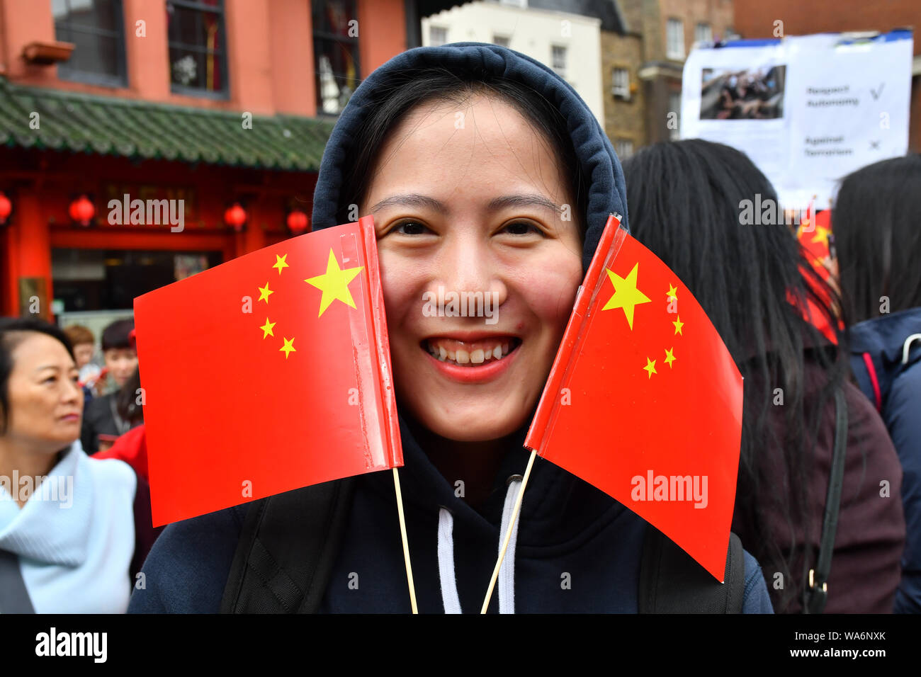 Londra, Regno Unito. Il 18 agosto 2019. Centinaia di Pro-China e Pro-HK regno "Noi amiamo la Cina - Amiamo HK' a supporti HK gruppo di polizia di Londra Chinatown marzo a Trafalgar Square anti-violenza e ristabilire la pace in HK, cantando la Cina inno nazionale lungo la strada e tutti i criminali devono essere puniti con la regola della legge. Infatti, poiché l'HK proteste e la propaganda occidentale media backfire ogni giorno cresce la Cina i tifosi di tutto il mondo e oltremare nato Chineseand la vostra coscienza di sé. Credito: Picture Capital/Alamy Live News Foto Stock